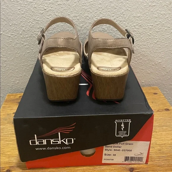 Women’s Dansko Sam Clog, size 38 - Picture 5 of 8